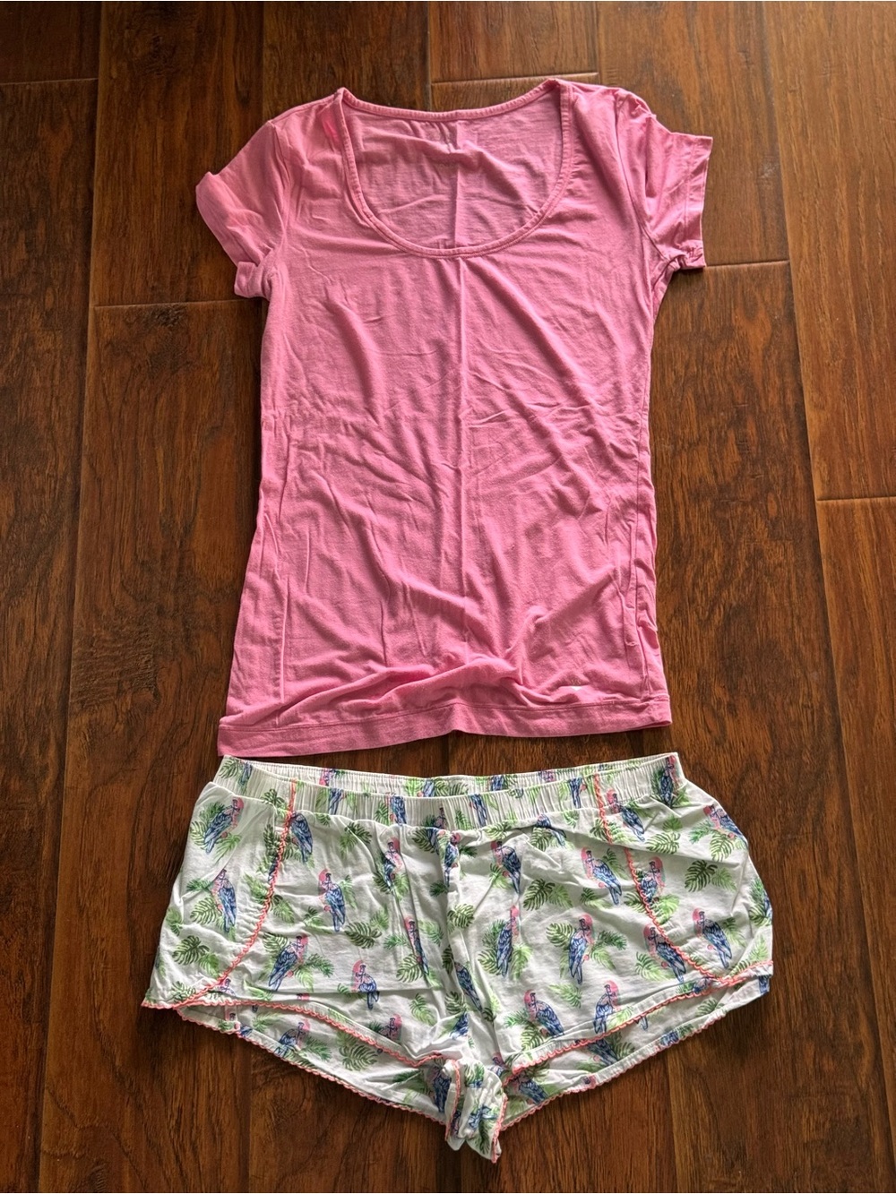 Women's Pink Scoop Neck Sleep Tee with Parrot-Print Sleep Shorts